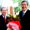 Bộ trưởng Bộ Thông tin Văn hóa và Du lịch Lào Bosengkham Vongdala đón ông Đinh Thế Huynh. (Ảnh Hoàng Chương/TTXVN)