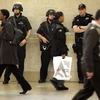 Hành khách đi lại tại nhà ga trung tâm New York dưới sự giám sát của lực lượng an ninh. (Nguồn: Getty Images)