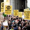 Biểu tình phản đối tình trạng thất nghiệp, các gói cứu trợ ngân hàng và tịch thu tài sản thế nợ tại phố Wall, New York. (Nguồn: AFP/ TTXVN)