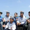 Đoàn viên thanh niên ca hát với các chiến sỹ hải quân nơi biển đào Tổ quốc. (Nguồn: báo Tiền Phong) 