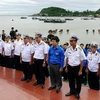 Đoàn viên thanh niên và các cựu chiến binh tưởng niệm các liệt sỹ hy sinh trên tuyến đường Hồ Chí Minh trên biển. (Ảnh: Thế Duyệt/TTXVN)