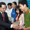 Bí thư Thành ủy Hà Nội Phạm Quang Nghị trao phần thưởng và bằng khen cho các thanh niên tiêu biểu. (Ảnh: Đình Trân/TTXVN)