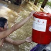 Quà cứu trợ của Hội Chữ thập Đỏ đến với người dân vùng lũ Đồng bằng sông Cửu Long. (Ảnh: Thanh Tùng/TTXVN)