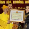  Phó Chủ tịch nước Nguyễn Thị Doan trang trọng trao Huân chương Hồ Chí Minh tặng Hòa thượng Thích Thanh Tứ. (Ảnh: Nguyễn Dân/TTXVN)