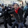 Cảnh sát bắt giữ một người biểu tình của phong trào "Chiếm lấy phố Wall" ở Oakland, California. (Nguồn: Reuters)
