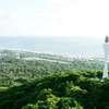 Toàn cảnh ngọn đuốc Hồ Chí Minh trên đỉnh Núi Cấm, đảo Phú Quý. (Nguồn: Binhthuantoday.com)