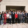 Các du học sinh được học bổng chụp ảnh chung với giáo sư Odon Vallet và giáo sư Trần Thanh Vân. (Ảnh: Phương Nam/Vietnam+)