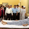 Phó Thủ tướng Nguyễn Xuân Phúc thăm hỏi bệnh nhân điều trị tại Trung tâm Giáo dục-Lao động Xã hội Hải Phòng. (Ảnh: Doãn Tấn/TTXVN)