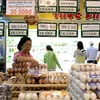 Khách chọn mua hàng thực phẩm tại siêu thị Co.op Mart, Thành phố Hồ Chí Minh. (Ảnh: Phạm Hậu/TTXVN)