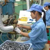 Công nhân làm việc chế tạo linh kiện kim loại dùng cho ôtô, xe máy ở Hà Nội. (Ảnh: Danh Lam/TTXVN)
