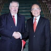 Ngài Andre Flahaut, Chủ tịch Hạ viện Vương quốc Bỉ đón Chủ tịch Quốc hội Nguyễn Sinh Hùng. (Ảnh: Nhan Sáng/TTXVN)