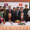 Lãnh đạo hai tỉnh Kon Tum-Attapư ký biên bản xác nhận kết quả tôn tạo mốc quốc giới Việt Nam-Lào, đoạn qua Kon Tum, Attapư. (Nguồn: TTXVN)
