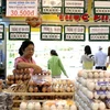 Khách chọn mua hàng thực phẩm tại một cửa hàng thuộc hệ thống siêu thị Co.op Mart, TP Hồ Chí Minh. (Ảnh: Phạm Hậu/TTXVN)