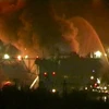Hình ảnh lực lượng cứu hỏa dập lửa trên tàu Yekaterinburg. (Nguồn: AP) 