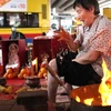 Một bà lão thực hiện nghi lễ "da siu yan" ở Hong Kong. (Nguồn: AFP)