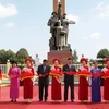 Thủ tướng hai nước Việt Nam và Campuchia cùng các phu nhân cắt băng khánh thành Khu di tích Đoàn 125. (Ảnh: Đức Tám/ TTXVN)