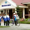 Trẻ em Làng SOS Thanh Hóa từ trường trở về nhà sau giờ học. (Ảnh: Dương Ngọc/TTXVN) 