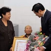 Chủ tịch nước Trương Tấn Sang trao tặng danh hiệu Anh hùng Lực lượng vũ trang nhân dân cho ông Nguyễn Đức Hùng. (Ảnh: Thanh Vũ/TTXVN)