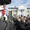 Người hâm mộ Elvis Presley xem một tiết mục biểu diễn tái hiện hình ảnh nam ca sỹ này trước biệt thự Graceland. (Nguồn: Reuters)
