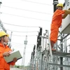Công nhân Công ty Lưới điện Cao thế miền Bắc vận hành tại trạm 110kV Thăng Long II. (Ảnh: Ngọc Hà/TTXVN)