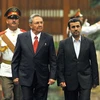 Chủ tịch Cuba Raul Castro (trái) và Tổng thống Iran Mahmoud Ahmadinejad tại lễ đón ở Havana. (Nguồn: AFP/TTXVN)