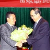 Phó Thủ tướng Nguyễn Thiện Nhân tặng hoa chúc mừng Giáo sư Ngô Bảo Châu, Giám đốc Viện Nghiên cứu Cao cấp về Toán, tại lễ ra mắt. (Ảnh: Quý Trung/TTXVN)