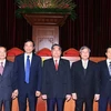 Thường trực Ban Bí thư Lê Hồng Anh chụp ảnh chung với lãnh đạo 4 văn phòng Trung ương tại buổi gặp mặt. (Ảnh: Thống Nhất/TTXVN)