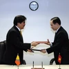 Ông Lê Hoài Trung và ông Latu Wangchuck trao đổi văn kiện thiết lập quan hệ ngoại giao Việt Nam-Bhutan. (Nguồn: TTXVN)