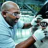 Công nhân nhà máy sản xuất xe ôtô Hyundai Kia ở Mỹ gắn phù hiệu xe cho xe hơi chuẩn bị xuất xưởng. (Nguồn: thekoreancarblog.com)