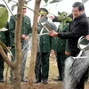 Chủ tịch nước Trương Tấn Sang trồng cây lưu niệm tại Đồn Biên phòng 104, Ninh Bình. (Nguồn: Văn Đạt/Vietnam+)