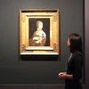 Khách tham quan xem một tác phẩm của Leonardo de Vinci trong một cuộc triển lãm các tác phẩm thiên tài này. (Nguồn: EPA)