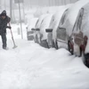 Một người đàn ông làm công việc cạo tuyết trên đường phố Belgrade, Serbia. (Nguồn: AP)
