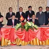 Bộ trưởng giáo dục hai nước Việt Nam và Lào ký kế hoạch hợp tác năm 2012 dưới sự chứng kiến của lãnh đạo hai nước. (Ảnh: Hoàng Chương/Vietnam+)