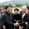 Chủ tịch nước Trương Tấn Sang thăm hỏi cán bộ và nhân dân xã Kim Bình, huyện Chiêm Hóa. (Ảnh: Nguyễn Khang/TTXVN)