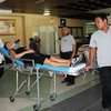 Một khách nuớc ngoài được đưa tới bệnh viện ở Phuket (Nguồn: AFP)