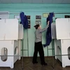 Nhân viên ủy ban bầu cử Nga chuẩn bị khu vực bỏ phiếu bầu tổng thống Nga tại một điểm bỏ phiếu ở Mátxcơva. (Nguồn: Getty Images)