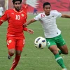 Pha tranh bóm giữa Mohammed Ali (trái- của Bahrain) và Guvawan Dwicahyo (Indonesia) trong trận đấu ở vòng loại World Cup 2014. (Nguồn: Getty Images)