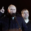 Bộ đôi quyền lực của nước Nga, Putin-Dmitry Medvedev, trong cuộc míttinh mừng chiến thắng của ông Putin ở Mátcơva. (Nguồn: Getty Images)