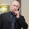Ông Putin nói chuyện điện thoại với nhân viên chiến dịch tranh cử của ông vào tối muộn 4/3. (Nguồn: Getty Images)