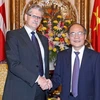 Chủ tịch Quốc hội Nguyễn Sinh Hùng đón Chủ tịch Quốc hội Đan Mạch, Mogens Lykketoft. (Ảnh: Nhan Sáng/TTXVN)