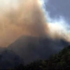 Khói lửa bốc lên từ khu rừng bị cháy sáng 6/3 ở Vườn Quốc gia Hoàng Liên (Lào Cai). (Ảnh: Lục Văn Toán/TTXVN) 