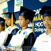 Các em học sinh tiểu học nhận học bổng ươm mầm tài năng trẻ Việt Nam của Vinamilk. (Nguồn: thaibinh.edu.vn)
