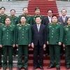 Chủ tịch nước Trương Tấn Sang chụp ảnh với các vị lãnh đạo Bộ Quốc phòng và Văn phòng Chủ tịch nước. (Ảnh: Nguyễn Khang/TTXVN)