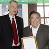 Đại sứ Đan Mạch tại Việt Nam, John Nielsen (bên trái) trao Thư tài trợ của Quỹ Hoàng Gia Đan Mạch cho đại diện trung tâm KOTO. (Ảnh: Thanh Tùng/TTXVN)