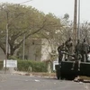 Binh sỹ Mali bảo vệ một tuyến đường ở thủ đô Bamako sau cuộc đảo chính. (Nguồn: AP)