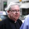 Cha xứ William Lynn rời khỏi tòa hình sự ở Philadelphia, ngày 26/3. (Nguồn: AP)