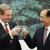 Thủ tướng Ireland Enda Kenny và Thủ tướng Trung Quốc Ôn Gia Bảo cụng ly sau lễ ký văn kiện hợp tác giữa hai nước ở Bắc Kinh. (Nguồn: Reuters)