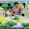 Khách tham quan mua sắm hàng bình ổn tại Trung tâm thương mại và siêu thị Satra Phạm Hùng, Thành phố Hồ Chí Minh. (Ảnh: Thanh Vũ/TTXVN)