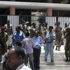 Lực lượng an ninh Somalia bảo vệ Nhà hát Quốc gia Somaliôcsau vụ nổ. (Nguồn: Reuters)