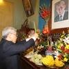 Tổng Bí thư Nguyễn Phú Trọng đến dâng hương tưởng niệm cố Tổng Bí thư Lê Duẩn tại nhà riêng. (Ảnh: Trí Dũng/TTXVN)